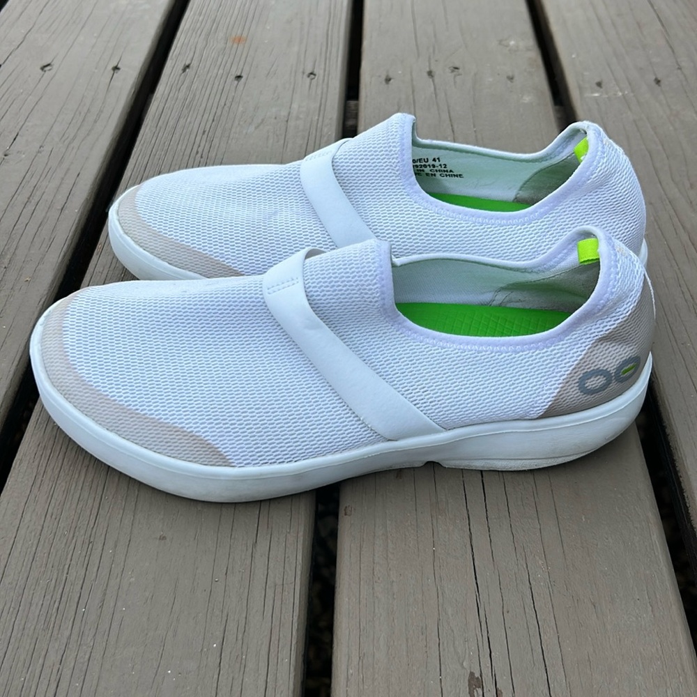 OOFOS Oomg White and Neon Green Heel Tab Low Slip-On Sneakers | Size US 10 EU 41